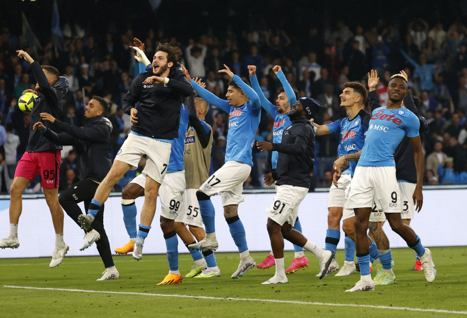 德国杯半场：屡次错失良机，荷尔斯泰因客场0-0汉堡（德国杯半场：荷尔斯泰因客场屡失良机，与汉堡0-0互交白卷）