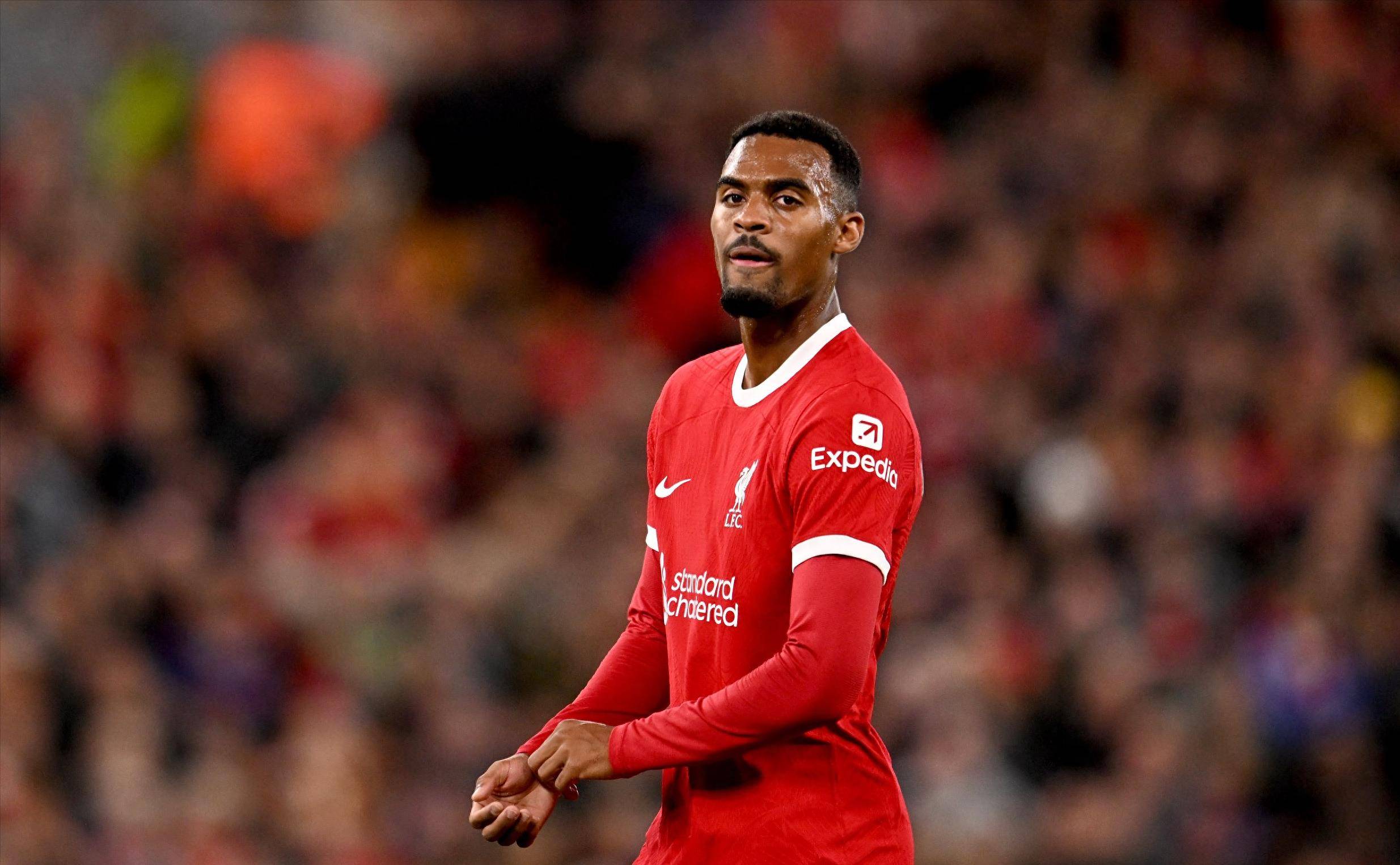 电讯报：切尔西为帕尔默定制特殊战靴，保护受伤脚趾助其康复（电讯报：切尔西为帕尔默打造专属护趾战靴，助其脚趾伤势康复）