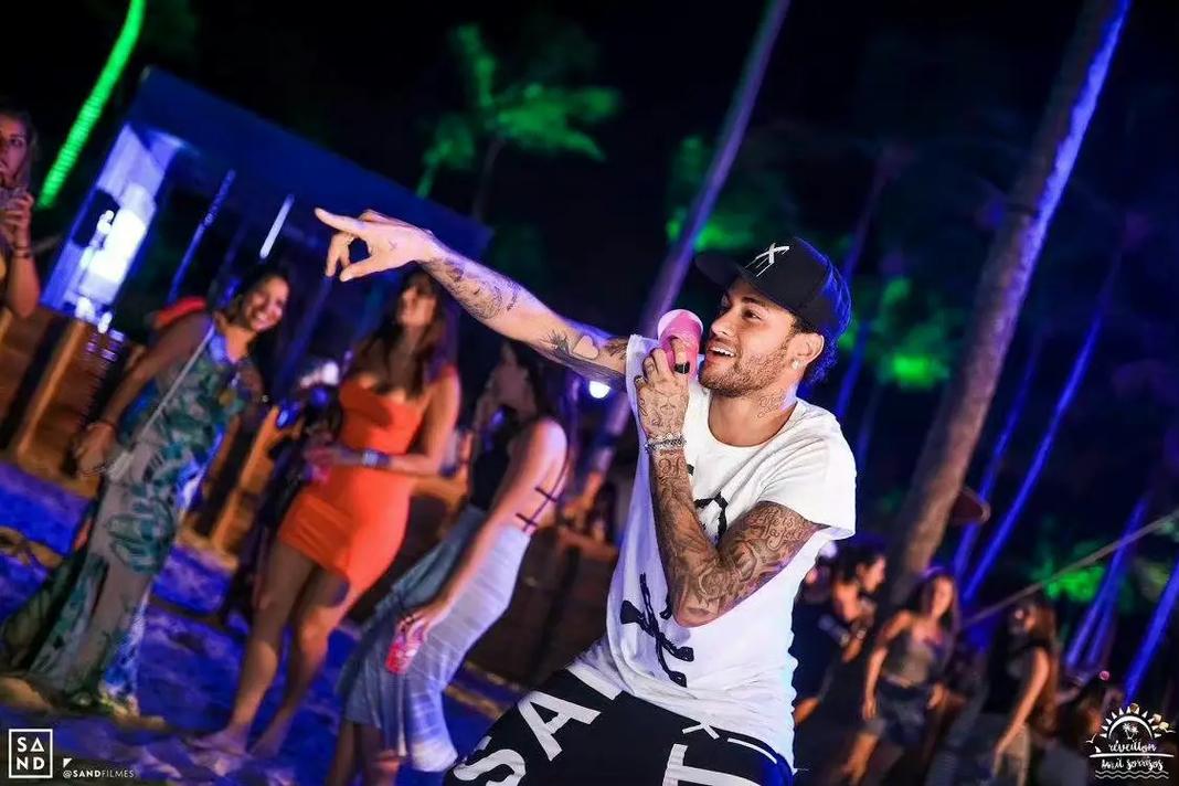 足球英超争冠形势复杂，六队仍有希望（英超冠军归属尚未明朗，六队依旧有望问鼎）