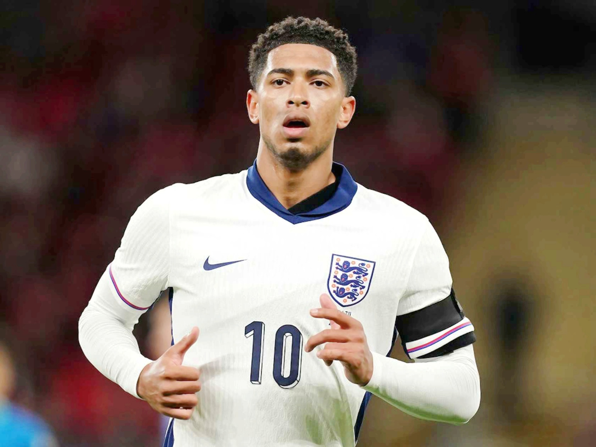 马刺半场4人得分上双，命中11记三分领先鹈鹕20分