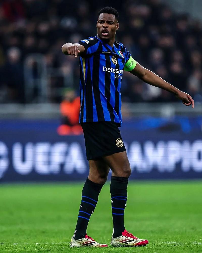 德国杯半场：屡次错失良机，荷尔斯泰因客场0-0汉堡（德国杯半场：荷尔斯泰因客场屡失良机，与汉堡0-0互交白卷）