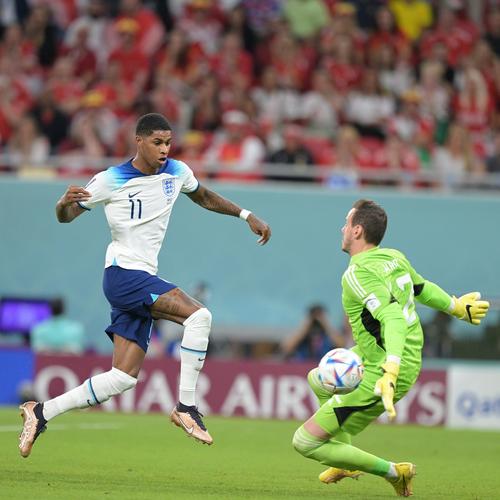 气得双手握拳！