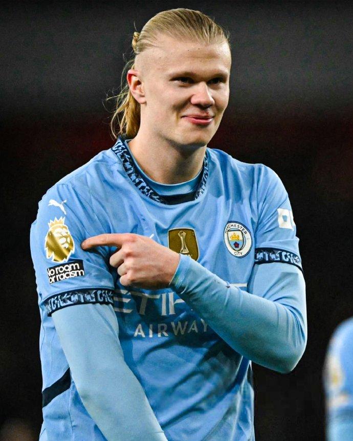 斯卡洛尼戴白手套递交世界杯，因凡蒂诺为仪式错误公开道歉