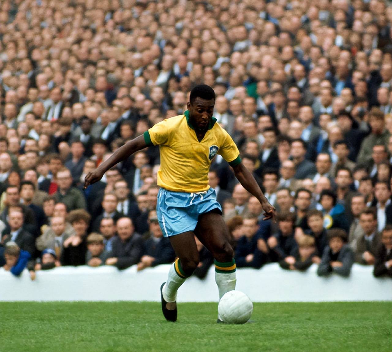 中国男子冰壶队在冬奥会资格赛中连胜两场，即将迎战新西兰和韩国，展现强大实力，期待继续拼搏。