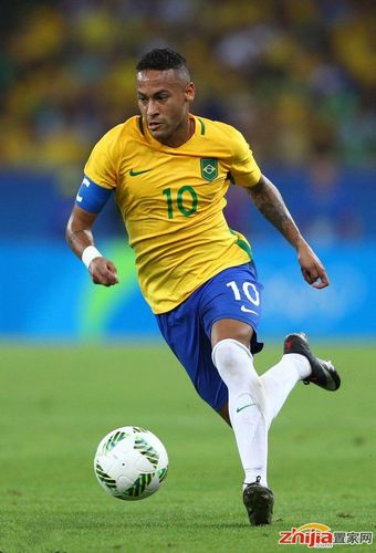 沙漠之鹰！贝林厄姆社媒晒沙特度假之行与雄鹰合影（贝林厄姆沙特度假：社媒晒与雄鹰同框，尽享沙漠风情）