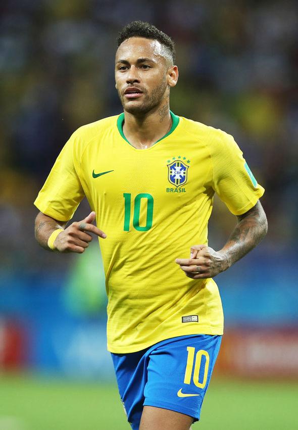 内马尔从中场跑回禁区开门球，结果队友直接开大脚让他无语