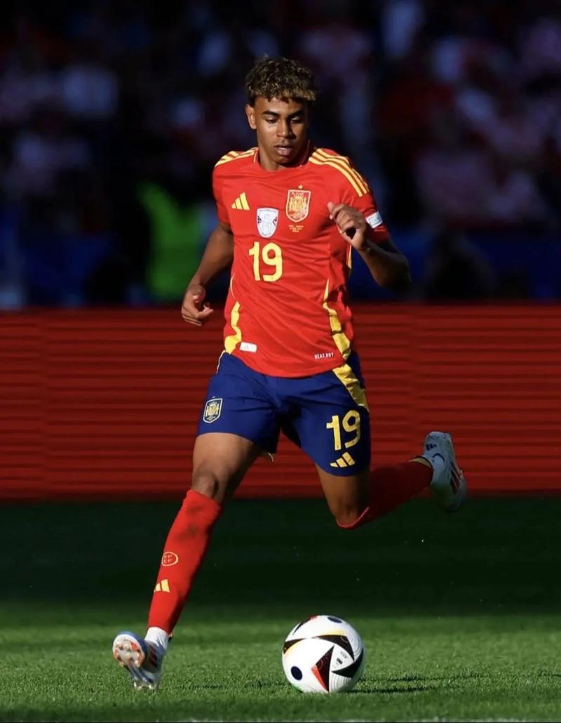 意天空列合同年最佳11人：迈尼昂、科纳特、DV9、莱万在列（意大利天空体育评选年度最佳11人：迈尼昂、科纳特、DV9、莱万入选）