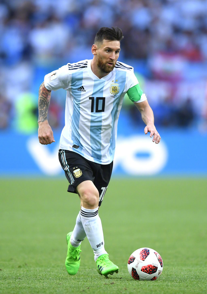 凯恩：我可以拿金球奖，通常需赢得世界杯或欧冠才能实现（凯恩：我有实力拿金球，但通常要先赢下世界杯或欧冠）