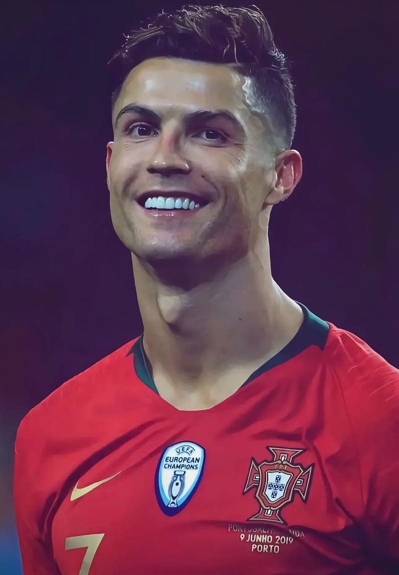 太阳报：女演员悉尼妹恢复单身后收到了大量英超球星的私信