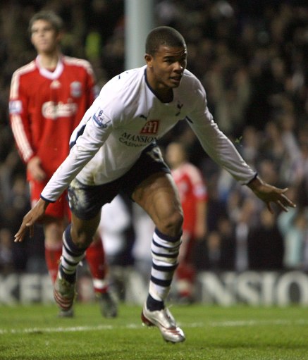 詹姆斯关键时刻稳住节奏